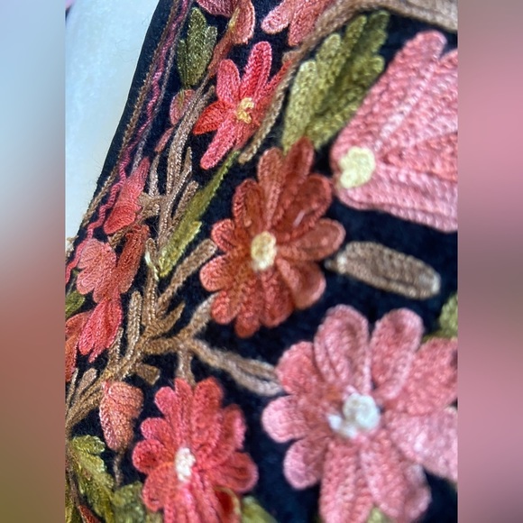 Woollen Poncho with Kashmiri Floral Embroidery and Lining BB111 - Picture 4 of 8